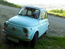 FIAT-Nuova500, bei einer kleinen Rast entlang der ansteigenden Strasse zum Pfenningberg; im Hintergrund sowie im Frühnebel ein Blick auf den Industriehafen der Stadt Linz/D; 230527
