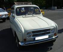 Renault R4, wie er von 1967 bis 1974 gebaut wurde. Der bereits 1961 vorgestellte R4 war ein Millionenseller. Der hier gezeigte R4 stammt aus dem Jahr 1972. Diese Modelle sind an der so genannten  Alubrille  an der Frontmaske zu erkennen. Für den heimischen, französischen, Markt war der R4 ab dem Modelljahr 1968 mit einem Vierzylinderreihenmotor ausgerüstet, der aus einem Hubraum von 747 cm³ 27 PS leistete. Die Fahrzeuge für den Exportmarkt hatten ebenfalls einen Vierzylinderreihenmotor, der allerdings mit einem Hubraum von 845 cm³ und einer Leistung von 27 PS oder 36 PS aufwarten konnte. French Car Devotion an Mo´s Bikertreff in Krefeld am 04.06.2023.