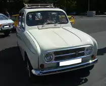 Renault R4, wie er von 1967 bis 1974 gebaut wurde. Der bereits 1961 vorgestellte R4 war ein Millionenseller. Der hier gezeigte R4 stammt aus dem Jahr 1972. Diese Modelle sind an der so genannten  Alubrille  an der Frontmaske zu erkennen. Für den heimischen, französischen, Markt war der R4 ab dem Modelljahr 1968 mit einem Vierzylinderreihenmotor ausgerüstet, der aus einem Hubraum von 747 cm³ 27 PS leistete. Die Fahrzeuge für den Exportmarkt hatten ebenfalls einen Vierzylinderreihenmotor, der allerdings mit einem Hubraum von 845 cm³ und einer Leistung von 27 PS oder 36 PS aufwarten konnte. French Car Devotion an Mo´s Bikertreff in Krefeld am 04.06.2023.