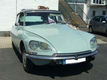Citroen DS 21, in dieser Version gebaut von 1965 bis 1971. Die abgelichtete DS21 mit dem Faltschiebedach entstammt dem Modelljahr 1968. Der Vierzylinderreihenmotor hat einen Hubraum von 2175 cm³ und leistet 100 PS. Als Höchstgeschwindigkeit gab man am  Quai de Javel  175 km/h an. French Car Devotion an Mo´s Bikertreff in Krefeld am 04.06.2023.