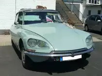Citroen DS 21, in dieser Version gebaut von 1965 bis 1971. Die abgelichtete DS21 mit dem Faltschiebedach entstammt dem Modelljahr 1968. Der Vierzylinderreihenmotor hat einen Hubraum von 2175 cm³ und leistet 100 PS. Als Höchstgeschwindigkeit gab man am  Quai de Javel  175 km/h an. French Car Devotion an Mo´s Bikertreff in Krefeld am 04.06.2023.