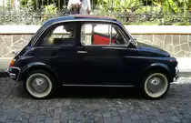 Fiat Nuova 500, gebaut von 1957 bis 1977. Von diesem  Dauerbrenner  verkaufte Fiat während der 21-jährigen Produktionszeit weit über 3.7 Millionen Fahrzeuge. Hier konnte ich einen Fiat 500 L ablichten, wie er von 1965 bis 1972 gebaut wurde. Das L steht für die  Luxusausführung  des Modelles 500 F. Der im Heck verbaute Zweizylinderreihenmotor leistet 18 PS aus einem Hubraum von 499,5 cm³. Thessaloniki im Sommer 2020. 