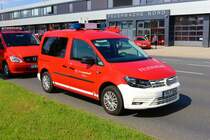 Feuerwehr Mannheim VW Caddy PKW Feuerwehr Mannheim Mercedes Benz Sprinter ELW am 13.05.23 beim Tag der offenen Tür der Wache Nord