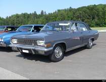 Opel Diplomat an der Oldtimer Ausstellung im Flugplatz Areal in Bleienbach am 28.05.2023