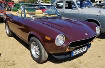 =Fiat 124 Sport Spider, gesehen auf dem Ausstellungsgelände beim Oldtimertreffen in Ostheim, 07-2022