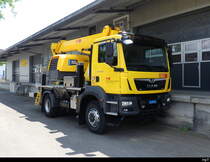 BLT - MAN mit Hebebühne abgestellt bei der BLT Haltestelle Hüslimatt am 10.06.2023