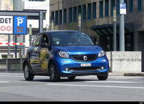 Blauer Smart unterwegs in Vevey am 04.06.2023