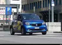 Blauer Smart unterwegs in Vevey am 04.06.2023