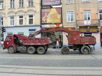 Hier schleppt ein KAMAZ LKW ein Bagger. Lviv, Ukraine 30-05-2009.