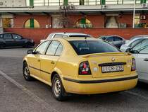 Rückansicht: gelber Skoda Octavia Mk1. Foto: Dezember, 2021.