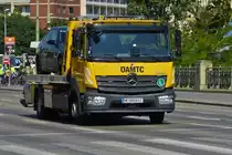 Mercedes Benz Atego Abschlepper mit Fahrzeug auf der Ladefl�che, gesehen in den Stra�en von Wien. 06.2023 
