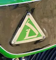 =Tankemblem vom D-Rad, Bj. 1928, 493 ccm, 12 PS, gesehen auf dem Ausstellungsgelände beim Oldtimertreffen in Ostheim, 07-2022