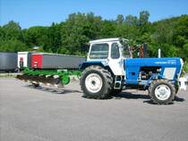 Fortschritt ZT 303-C mit Pflug B201 im Aufstellungsraum fr den Umzug anllich der 800Jahr Feier