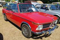 =BMW 2002 Cabrio, Bj. 1971, 1997 ccm, 100 PS, gesehen auf dem Ausstellungsgelände beim Oldtimertreffen in Ostheim, 07-2022