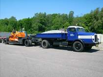 Der H6 Kipper mit angekoppelten Tieflader im Aufstellungsgelnde fr den Heimatfestumzug. 