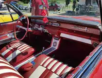 =Blick in den Innenraum des Oldsmobile Starfire, auf dem Ausstellungsgelände beim Oldtimertreffen in Ostheim, 07-2022