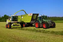 Gras Häckseln mit Claas Jaguar 820 und Fendt Favorit 818 in Grünberg (Vogelsberg) am 27.05.23 