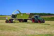 Gras Häckseln mit Claas Jaguar 820 und Fendt 820 Vario in Grünberg (Vogelsberg) am 27.05.23