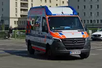 Mercedes Benz Krankenwagen der Berufsrettung, aufgenommen in den Stra�en von Wien. 06.2023 