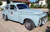 =Buckelvolvo der Familie Distler. Die Aufnahme entstand vor der Präsentation der Rennteilnehmer des Rossbergrennens  Edelweiss-Bergpreis  2022 im Markt Berchtesgaden.