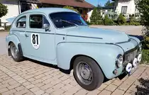 =Buckelvolvo der Familie Distler. Die Aufnahme entstand vor der Präsentation der Rennteilnehmer des Rossbergrennens  Edelweiss-Bergpreis  2022 im Markt Berchtesgaden.