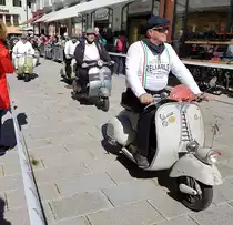 =Auch eine Gruppe Vespafahrer fuhr während der Präsentation der Rennteilnehmer des Rossbergrennens  Edelweiss-Bergpreis  2022 im Markt Berchtesgaden.
