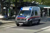 WV Crafter der Wiener Polizei f�hrt im Einsatz �ber die freien Tramschienen um ihren Einsatzort schneller zu erreichen. 06.2023