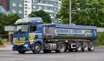 Spedition Ackmann & Lörcher GmbH & Co. KG mit einem MB ACTROS 1843 Sattelkipper am 14.06.23 Berlin Marzahn