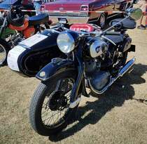 =NSU Lux-Seitenwagengespann, gesehen auf dem Ausstellungsgelände beim Oldtimertreffen in Ostheim, 07-2022. Der Seitenwagen ist Baujahr 1947 aus dem Hause JUNAK, die NSU Lux ist Baujahr 1953, hat 200 ccm und leistet 8,6 PS.