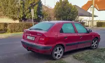 Rückansicht: Roter Citroen Xsara. Aufnahme: 12.2021.