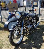 =BMW-Seitenwagengespann, gesehen auf dem Ausstellungsgelände beim Oldtimertreffen in Ostheim, 07-2022