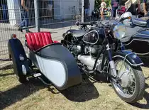 =BMW-Seitenwagengespann, gesehen auf dem Ausstellungsgelände beim Oldtimertreffen in Ostheim, 07-2022