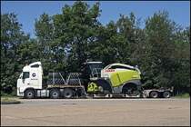 VOLVO FH 480PS Euro5 steht mit einem fabrikneuen CLAAS JAGUAR 940 auf dem Rasthof Sauerland-West. Das Unternehmen BRACCHI S.R.L. aus Fara Gera D'Adda (BG) ist Marktfhrer beim Transport von sperrigen Gtern von und nach Italien. (29.05.2009)
