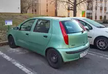 Rückansicht / Seitenansicht: Fiat Punto Mk2 in Verde Demetra. Aufnahme: 12.2021.