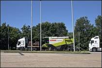 IVECO STRALIS 480PS und ein VOLVO FH 480PS Euro5 (rechts im Bild) von BRACCHI S.R.L. stehen auf dem Rasthof Sauerland-West. Whrend der Iveco einen fabrikneuen CLAAS LEXION 520, vermutlich vom Werk Harsewinkel, geladen hat, hat der Volvo einen JAGUAR 940 geladen. Recht hufig sind solche Gespanne durch das Sauerland in Richtung Sden zu sehen. Preis des Lexion 520 ca. 200.000.-
