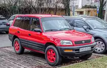 Diesen roter Toyota RAV4 (aus der ersten Generation) habe ich in 12.2021 gesehen.
