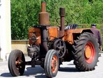 PAMPA Bj.1953 mit 55PS bei einem kurzem  Betriebsstop  whrend der Oldtimerausfahrt in St.Martin/Innkreis;090419