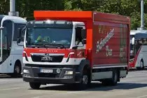 MAN mit Kastenaufbau, mit Werbung f�r Schwechater Bier, aufgenommen in Wien. 06.2023
