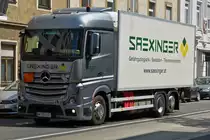 Mercedes Benz Acros L mit Kastenaufbau von Saexinger, aufgenommen in Wien. 06.2023