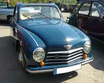 Gutbrod Superior Cabriolimousine aus dem Jahr 1952. Gebaut wurde das Modell in den Jahren von 1950 bis 1954 in Calw/Baden-Württemberg. In diesem Auto ist noch der Zweizylinderzweitaktreihenmotor mit einem Hubraum von 593 cm³ und 22 PS verbaut. Kurz darauf erhöhte sich das Zylindervolumen auf 663 cm³ und die Leistung auf 26 PS in der Vergaserversion, oder sogar 30 PS als Einspritzer. Oldtimertreffen an der  Alten Dreherei  in Mülheim an der Ruhr am 17.06.2023.