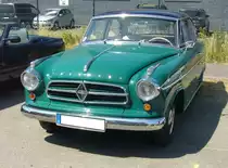 Borgward Isabella Limousine TS. Die Isabella kam 1954 auf den Markt und wurde bis zur Insolvenz im Jahr 1962 produziert. Das Modell Isabella war das erfolgreichste Automobil der Firma Borgward. Er war technisch hervorragend konzipiert und seine äußere Form wurde mit großem Beifall begrüßt. Hier wurde eine Isabella abgelichtet, wie sie ab 1958 gefertigt wurde. Dieses ist am kleinen Rhombus im Kühlergrill erkennbar. Die abgelichtete Isabella TS stammt aus dem Jahr 1961. Die motorisch stärkeren TS-Modelle standen ab September 1955 bei den Händlern. Der Vierzylinderreihenmotor hat einen Hubraum von 1493 cm³ und leistet in der TS-Version 75 PS. Die Höchstgeschwindigkeit einer Isabella TS soll 150 km/h betragen haben. Oldtimertreffen an der  Alten Dreherei  in Mülheim an der Ruhr am 17.06.2023.