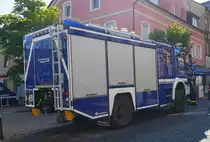 =MB Axor 1829 vom THW Ortsverband Hünfeld, mit Rosenbauer-Aufbau, steht beim Tag des Blaulichts 2023 in Hünfeld. Zum ersten Hünfelder Tag des Blaulichts, am 17.06.2023, präsentierten DRK, THW, LaPo Hessen, Feuerwehr Hünfeld, DLRG, die Justiz und die Bundespolizei einen Teil ihrer Einsatzmittel und warben für ihre Einrichtungen.