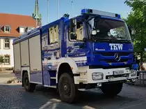 =MB Axor 1829 vom THW Ortsverband Hünfeld, mit Rosenbauer-Aufbau, steht beim Tag des Blaulichts 2023 in Hünfeld. Zum ersten Hünfelder Tag des Blaulichts, am 17.06.2023, präsentierten DRK, THW, LaPo Hessen, Feuerwehr Hünfeld, DLRG, die Justiz und die Bundespolizei einen Teil ihrer Einsatzmittel und warben für ihre Einrichtungen.