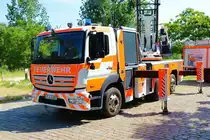 BF Frankfurt Mercedes Benz Atego DLK23/12 am 03.06.23 bei einer Fahrzeugausstellung