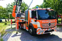 BF Frankfurt Mercedes Benz Atego DLK23/12 am 03.06.23 bei einer Fahrzeugausstellung