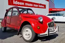 Mitte Juni 2023 stand in Hattigen diese  Ente  auf dem Parkplatz eines Baumarktes. 