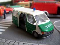 Ford Transit von Rietze auf meinem Diorama  Brauereibrand . Auch bei diesem Modell habe ich die Tren herausgeschnitten und in geffneter Stellung wieder angeklebt.
Aufgenommen am 7.5.2005.