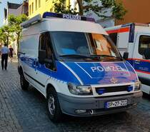 =Ford Transit der Bundespolizei, gesehen beim Tag des Blaulichts 2023 in Hünfeld. Zum ersten Hünfelder Tag des Blaulichts, am 17.06.2023, präsentierten DRK, THW, LaPo Hessen, Feuerwehr Hünfeld, DLRG, die Justiz und die Bundespolizei einen Teil ihrer Einsatzmittel und warben für ihre Einrichtungen.
