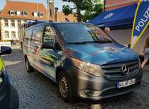 =MB Vito der LaPo Hessen, als Infomobil in der Nachwuchswerbung, gesehen beim Tag des Blaulichts 2023 in Hünfeld. Zum ersten Hünfelder Tag des Blaulichts, am 17.06.2023, präsentierten DRK, THW, LaPo Hessen, Feuerwehr Hünfeld, DLRG, die Justiz und die Bundespolizei einen Teil ihrer Einsatzmittel und warben für ihre Einrichtungen.