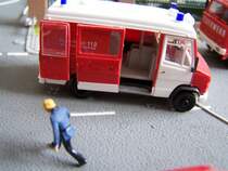 Feuerwehr-RTW von Herpa auf meinem Diorama  Brauereibrand . Auch bei diesem Modell habe ich die Tren herausgeschnitten und in geffneter Stellung wieder angeklebt. Der Feuerwehrmann ist selbst bemalt.
Aufgenommen am 7.5.2005.
